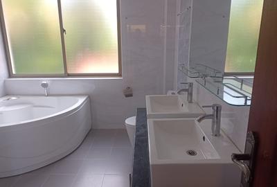 5 Bed Townhouse with En Suite in Lavington