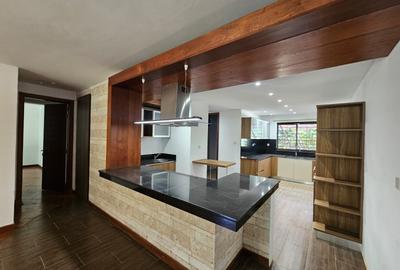 5 Bed House with En Suite in Runda