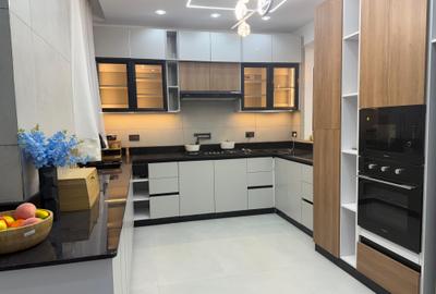 Serviced 2 Bed Apartment with En Suite in Tudor - 2