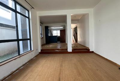 5 Bed Townhouse with En Suite in Lavington - 3