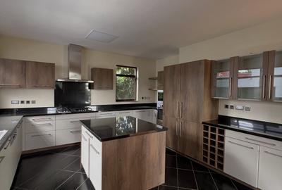 5 Bed Townhouse with En Suite in Lavington - 3