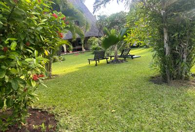 5 Bed Villa with En Suite at Beach Road