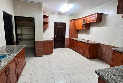 5 Bed Townhouse with En Suite in Lavington