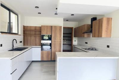 4 Bed Apartment with En Suite in Spring Valley - 4