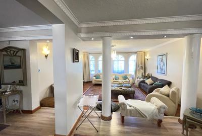 5 Bed Townhouse with Swimming Pool in Riverside - 3