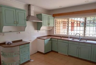4 Bed House with En Suite in Runda