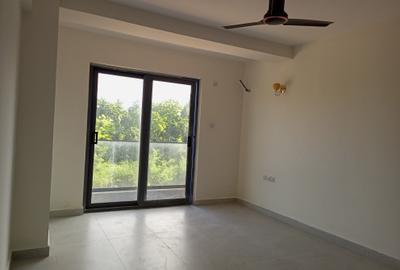 3 Bed Apartment with En Suite at Links Road - 4