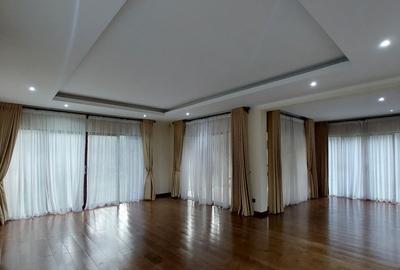 5 Bed Townhouse with En Suite in Lavington - 2