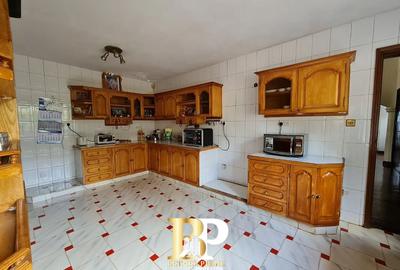 5 Bed House with En Suite in Nyari