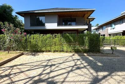 5 Bed House with En Suite in Lavington