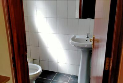 Serviced 2 Bed Apartment with En Suite in Kilimani - 3