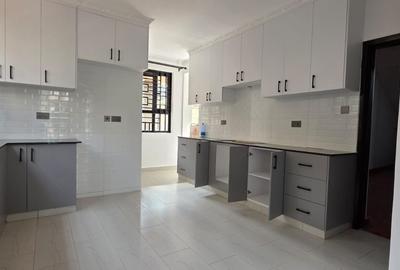 5 Bed House with En Suite at - 2