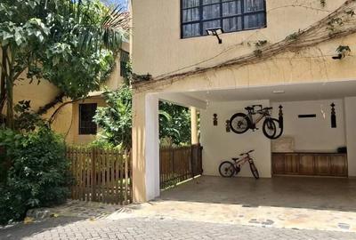 5 Bed House with En Suite at Kyuna - 3