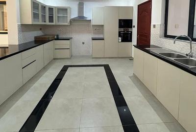 5 Bed House with En Suite in Lavington
