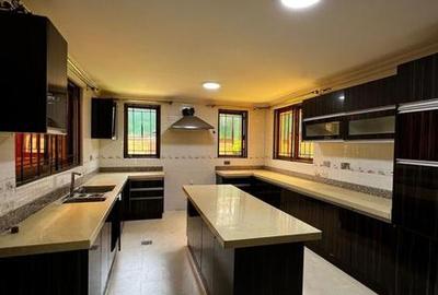 5 Bed House with En Suite in Lavington - 3