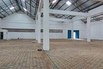 7,500 ft² Warehouse with Parking in Eastern ByPass