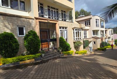 5 Bed Townhouse with En Suite in Lavington - 2