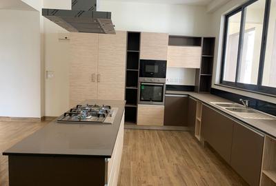 3 Bed Apartment with En Suite in Riverside