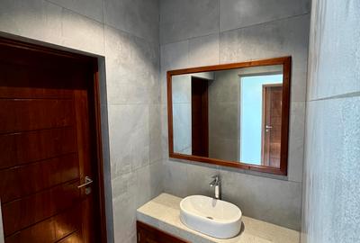 4 Bed House with En Suite at Hs84 - 4