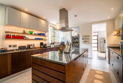 6 Bed House with En Suite in Runda - 3