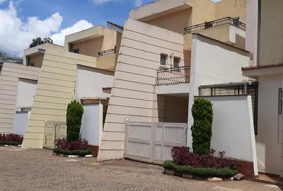 5 Bed Townhouse with En Suite in Kyuna