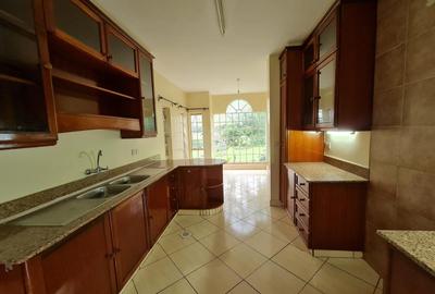 5 Bed House with En Suite at Rosslyn - 3