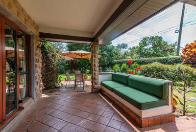4 Bed House with En Suite in Ridgeways