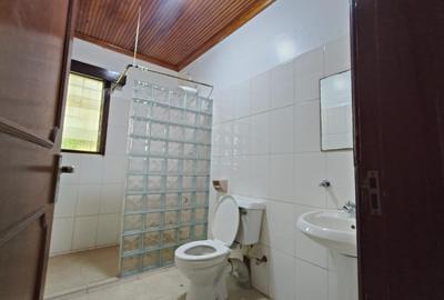 6 Bed House with En Suite in Runda - 2