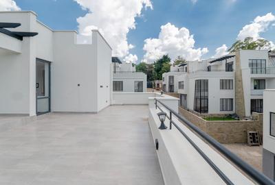 5 Bed Townhouse with En Suite in Lavington - 3