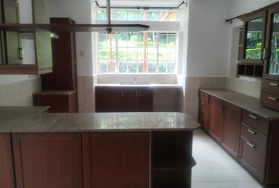 5 Bed Townhouse with En Suite in Rosslyn - 4