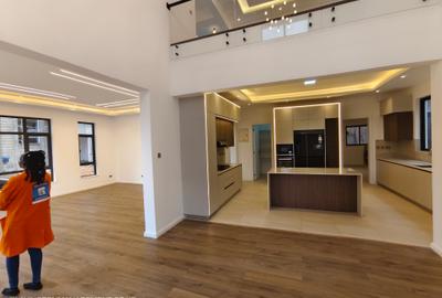 5 Bed House with En Suite at Lavington Green - 2