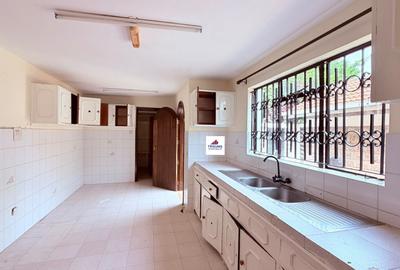 5 Bed House with En Suite in Runda - 4