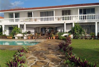 4 Bed House with En Suite in Bofa