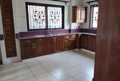 5 Bed Townhouse with En Suite in Lavington - 2