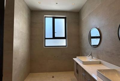 5 Bed Townhouse with En Suite in Lavington - 2