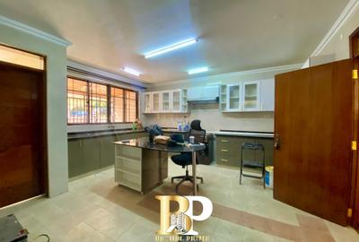 5 Bed Townhouse with En Suite in Lavington