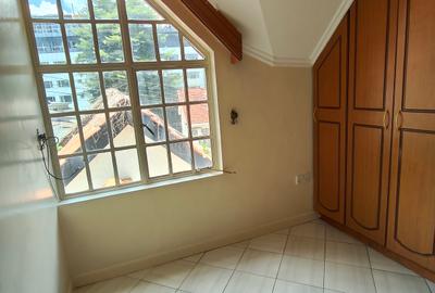 5 Bed Townhouse with En Suite at Westlands - 4