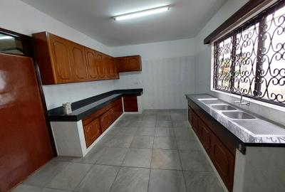 6 Bed Townhouse with En Suite at Kilimani Road - 4