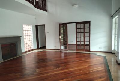 5 Bed Townhouse with Swimming Pool at Off Redhill Road At $5500