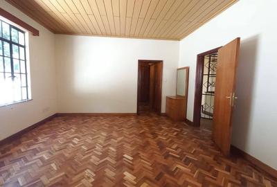 4 Bed Townhouse with En Suite in Spring Valley - 3