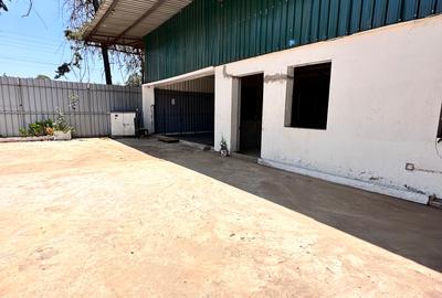 4,000 ft² Warehouse with Parking in Karen