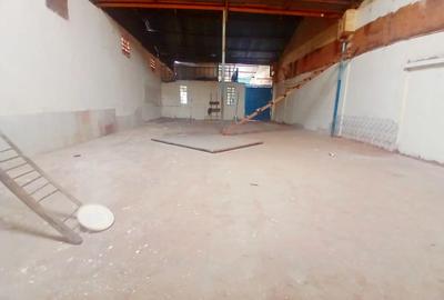 4,500 ft² Warehouse with Parking in Industrial Area