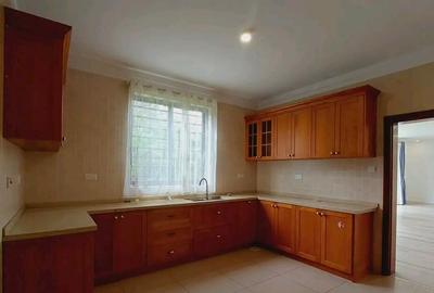 4 Bed Townhouse with En Suite in Runda - 3