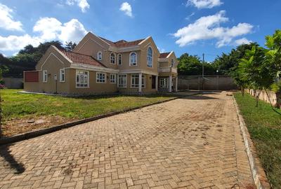 5 Bed House with En Suite in Garden Estate