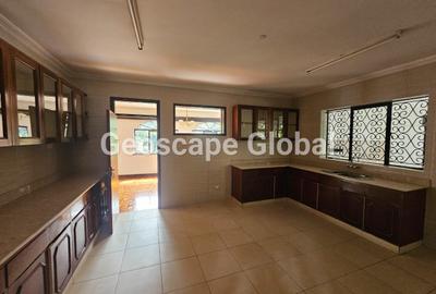 5 Bed House with En Suite in Nyari