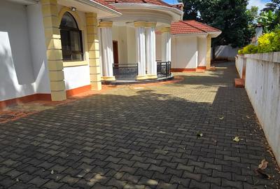 4 Bed House with En Suite in Runda