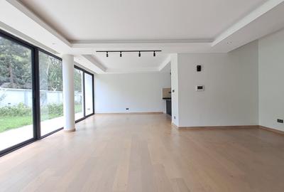 4 Bed House with En Suite in Lavington - 2