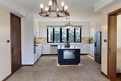 5 Bed House with En Suite in Runda - 2