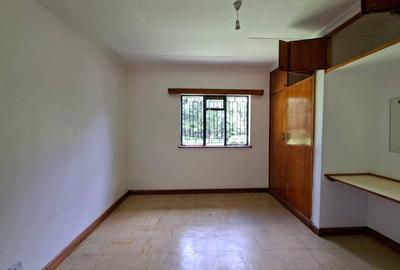 4 Bed House with En Suite at Crescent - 2