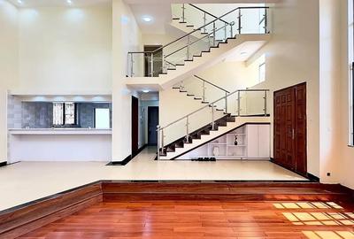 5 Bed Townhouse with En Suite in Lavington - 2